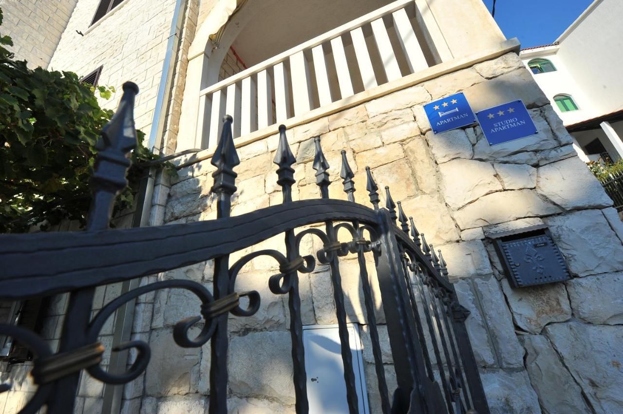 Apartments Villa White House Omis Exterior photo